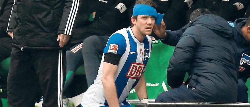 In die Knie gezwungen. Peter Niemeyer ist ein vorbildlicher Kämpfer. Diese Qualitäten sind bei Hertha BSC jetzt gefragt.