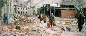 Auch vor Gericht bringt der Jugoslawien-Krieg nur Verlierer: Menschen in den Straßen der kroatischen Stadt Vukovar 1991.