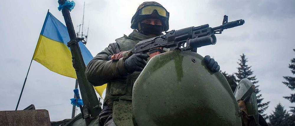 Ein ukrainischer Soldat auf dem Weg ins Kampfgebiet im Osten des Landes.