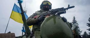 Ein ukrainischer Soldat auf dem Weg ins Kampfgebiet im Osten des Landes.