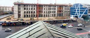 Es geht voran. In Mitte wächst der Rohbau des neuen Stadtschlosses, auch dank Spendengeldern aus dem Ausland. Rechts das Infozentrum Humboldt-Box.