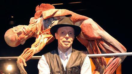 Gunther von Hagens vor einem Exponat.