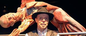 Gunther von Hagens vor einem Exponat.