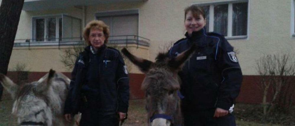 Glückliche Polizistinnen mit den weniger glücklichen Ausreißern.