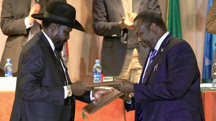 Gute Miene in Addis Abeba. Am 1. Februar haben Südsudans Präsident Salva Kiir (links) und sein Gegenspieler Riek Machar zum vierten Mal einen Vertrag zur Machtteilung und zur Einstellung der Kämpfe unterschrieben. Am Dienstag flogen schon wieder Geschosse auf die Ölstadt Bentiu im Bundesstaat Unity. So endeten auch alle vorhergehenden "Einigungen" der beiden in einem für die Bevölkerung tödlichen Machtkampf befindlichen Politiker. 