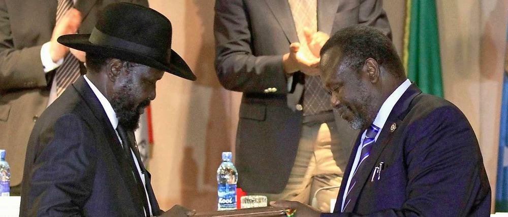 Gute Miene in Addis Abeba. Am 1. Februar haben Südsudans Präsident Salva Kiir (links) und sein Gegenspieler Riek Machar zum vierten Mal einen Vertrag zur Machtteilung und zur Einstellung der Kämpfe unterschrieben. Am Dienstag flogen schon wieder Geschosse auf die Ölstadt Bentiu im Bundesstaat Unity. So endeten auch alle vorhergehenden "Einigungen" der beiden in einem für die Bevölkerung tödlichen Machtkampf befindlichen Politiker. 