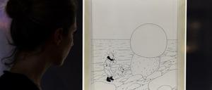 Wertanlage: Eine Frau betrachtet die jetzt versteigerte Zeichnung.