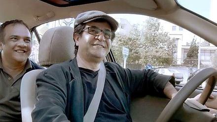 Regisseur Jafar Panahi in einer Szene seines Films "Taxi".