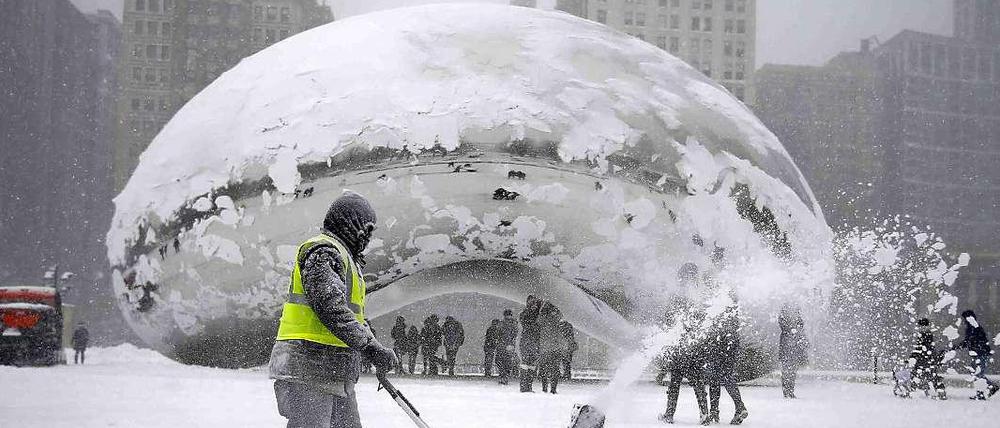 Das "Cloud Gate", eine öffentliche Skulptur des britischen Künstlers Anish Kapoor, ist das zentrale Kunstwerk des AT&T-Platzes im Millennium Park von Chicago, Illinois. Am Montag ist "Die Bohne" erstmal zugeschneit.
