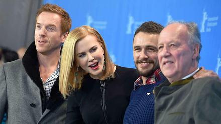 Gutgelaunter Cast: Die "Queen of the Desert"-Darsteller Damian Lewis, Nicole Kidman und James Franco (v.l.n.r.) mit ihrem Regisseur Werner Herzog beim Photo-Call. Der Film selbst ist eher unfreiwillig komisch.