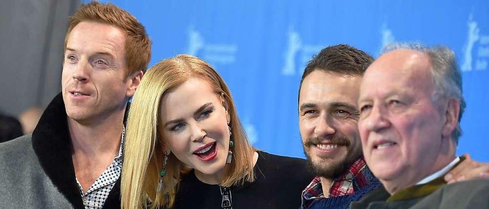 Gutgelaunter Cast: Die "Queen of the Desert"-Darsteller Damian Lewis, Nicole Kidman und James Franco (v.l.n.r.) mit ihrem Regisseur Werner Herzog beim Photo-Call. Der Film selbst ist eher unfreiwillig komisch.