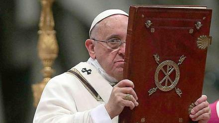 Papst Franziskus hat sich zur Erziehung geäußert: Das "würdevolle" Schlagen von Kindern sei angemessen.