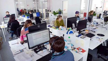 Viele Menschen arbeiten in Büros.