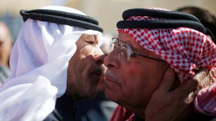 Saif al-Kasaesbeh (rechts), der Vater des ermordeten jordanischen Piloten bei einer Trauerfeier. Ist dies der Wendepunkt im Kampf gegen den IS?