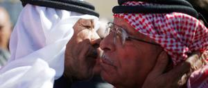 Saif al-Kasaesbeh (rechts), der Vater des ermordeten jordanischen Piloten bei einer Trauerfeier. Ist dies der Wendepunkt im Kampf gegen den IS?