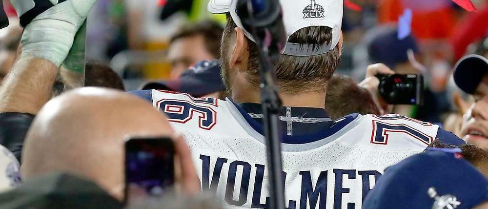 Da ist das Ding! Sebastian Vollmer mit der Vince-Lombardy-Trophäe.