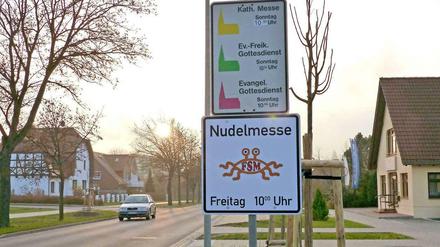 In Templin in Brandenburg wirbt die "Kirche des Fliegenden Spaghettimonsters Deutschland" für seine "Nudelmesse". Der Verein will mit der satirischen Aktion auf die Gleichbehandlung von Weltanschauungen aufmerksam machen. Die Kirchen fanden das nicht lustig. Das Brandenburgische Kultusministerium hat mittlerweile angekündigt, keine weiteren Schilder mehr zu genehmigen.