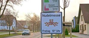 In Templin in Brandenburg wirbt die "Kirche des Fliegenden Spaghettimonsters Deutschland" für seine "Nudelmesse". Der Verein will mit der satirischen Aktion auf die Gleichbehandlung von Weltanschauungen aufmerksam machen. Die Kirchen fanden das nicht lustig. Das Brandenburgische Kultusministerium hat mittlerweile angekündigt, keine weiteren Schilder mehr zu genehmigen.
