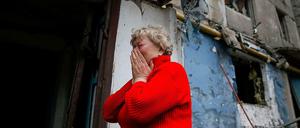 Eine Anwohnerin in der Nähe des ukrainischen Debalzewe, einem Verkehrsknotenpunkt, den die Separatisten einnehmen wollen. 