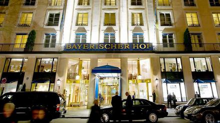 Außenpolitischer Andrang vor dem Hotel Bayerischer Hof, wo die Münchner Sicherheitskonferenz stattfindet. Der türkische Außenminister allerdings hat abgesagt.