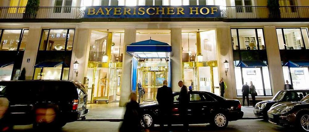 Außenpolitischer Andrang vor dem Hotel Bayerischer Hof, wo die Münchner Sicherheitskonferenz stattfindet. Der türkische Außenminister allerdings hat abgesagt.