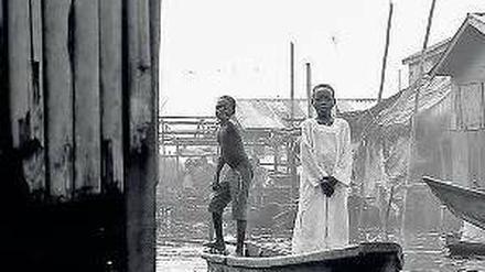 Lethargie und Überlebenswille. Als schreibender Beobachter kehrte Teju Cole 2005 nach einer langjährigen Pause aus den USA erstmals wieder nach Nigeria zurück. Zur Neuausgabe seiner Aufzeichnungen steuerte er Fotografien bei, die im Laufe späterer Reisen entstanden.