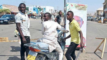 Schutzmaßnahme: Im nordnigerianischen Gombe, das regelmäßig von Boko Haram angegriffen wird, haben junge Freiwillige einen Kontrollpunkt in der Nähe des Krankenhauses errichtet.
