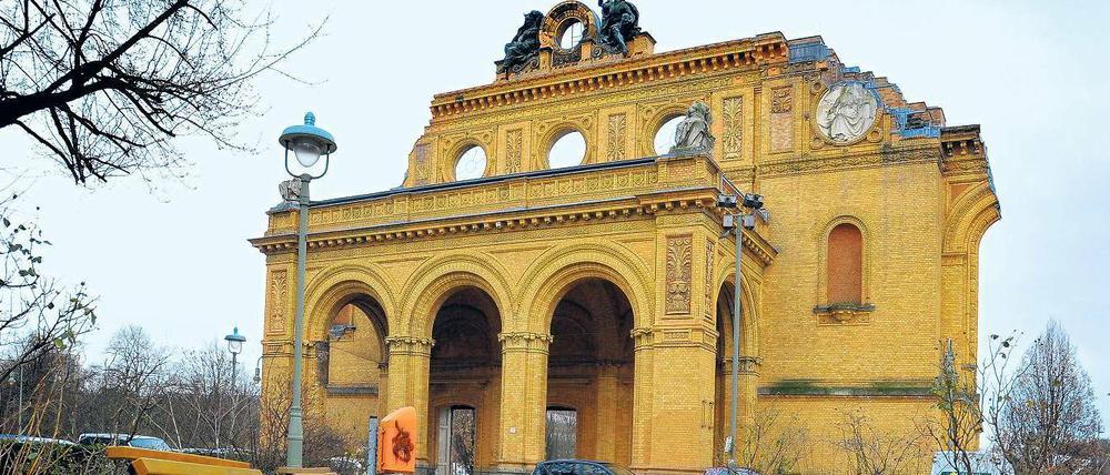 Eine Narbe der Stadt, die bleibt. Der Anhalter Bahnhof wurde beim Bombenangriff am 3. Februar 1945 zerstört. Die Reste wurden später gesprengt. Noch heute erinnert die Ruine in Kreuzberg an den Tag, an dem Berlin so schwer zerstört wurde wie nie im Zweiten Weltkrieg.