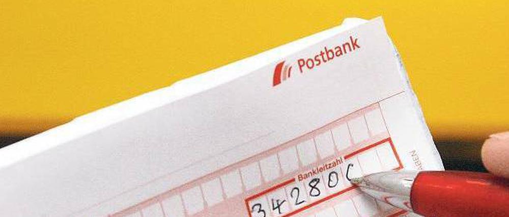 Zahlenspiel. Handschriftliche Überweisungsträger mögen die Banken nicht: Sie zu bearbeiten ist aufwendig und teuer.