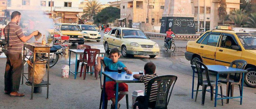 Rund um den Obelisken schlägt das Herz der Stadt Raqqa: der IS versucht die Normalität zu wahren.
