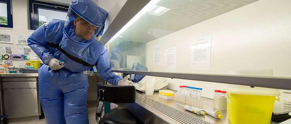 Ebola-Verdacht in Berlin. Ein Patient mit verdächtigen Symptomen wird derzeit auf einer Isolierstation behandelt.