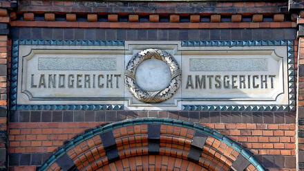 Das Schild über dem Eingang zum Landgericht in Flensburg (Schleswig-Holstein). Hier wird der Fall eines 49-Jähriger Mannes verhandelt, der für eine Brandserie am Flensburger Bahnhof verantwortlich sein soll. 