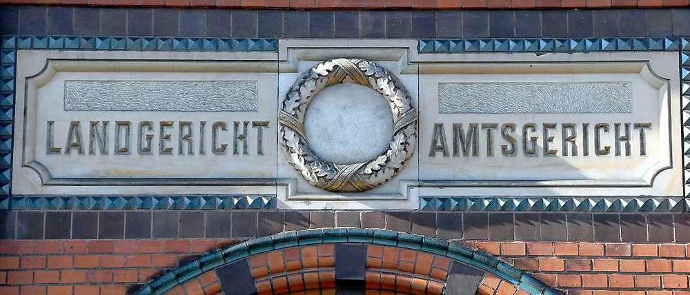 Das Schild über dem Eingang zum Landgericht in Flensburg (Schleswig-Holstein). Hier wird der Fall eines 49-Jähriger Mannes verhandelt, der für eine Brandserie am Flensburger Bahnhof verantwortlich sein soll.