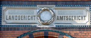 Das Schild über dem Eingang zum Landgericht in Flensburg (Schleswig-Holstein). Hier wird der Fall eines 49-Jähriger Mannes verhandelt, der für eine Brandserie am Flensburger Bahnhof verantwortlich sein soll. 
