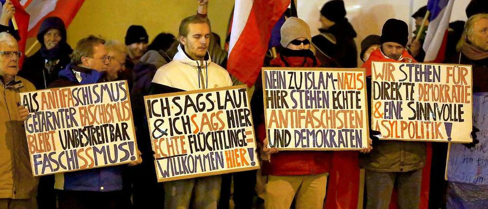 Demonstranten des Pegida-Ablegers Fragida am Montagabend in Frankfurt am Main. 