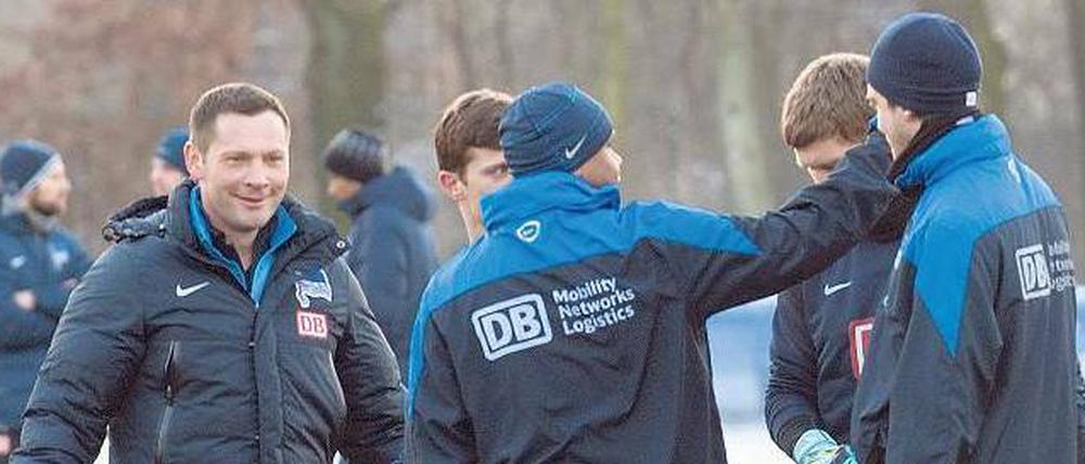 Ungarische Männerrunde. Pal Dardai (links) macht seine neue Aufgabe bei Hertha BSC sichtlich Freude - zumindest im Training.