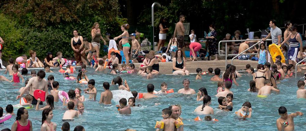 Das ganze Jahr nass. Kombibäder wie das in der Seestraße sollen dazu animieren, öfters mal schwimmen zu gehen. Denn die Besucherzahlen sind rückläufig. 