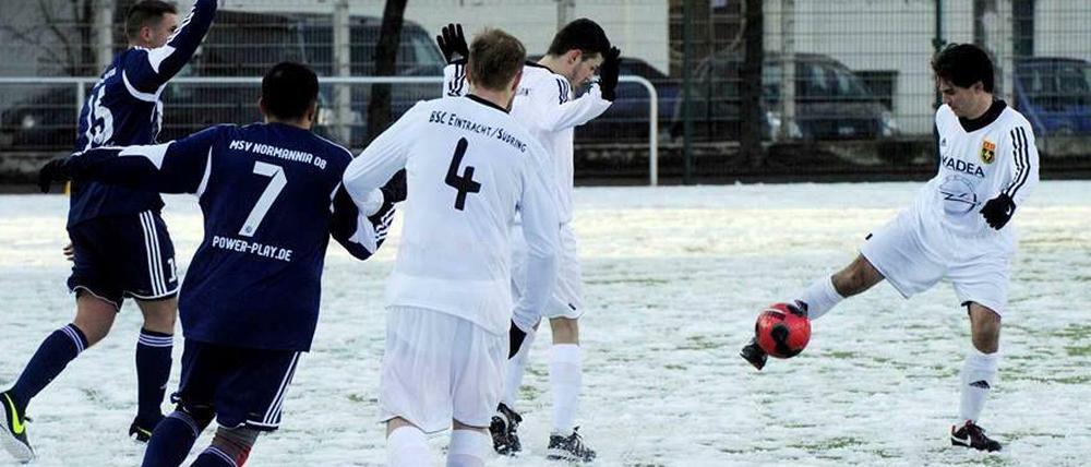 Am vergangenen Wochenende rollte der Ball noch durch den Schnee wie hier beim Testspiel Eintracht Südring gegen Normannia 08.