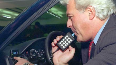 "Alcolock", eine alkoholsensitive Zündsperre, die vom Fahrer eines Fahrzeuges vor Fahrtantritt überwunden werden muss. Hier noch ein Modell des ADAC von 1997.