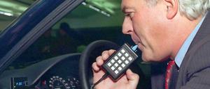 "Alcolock", eine alkoholsensitive Zündsperre, die vom Fahrer eines Fahrzeuges vor Fahrtantritt überwunden werden muss. Hier noch ein Modell des ADAC von 1997.