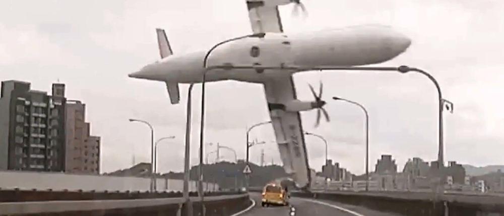 Amateuraufnahmen zeigen den Absturz des Flugzeugs von Transasia in Taiwan.