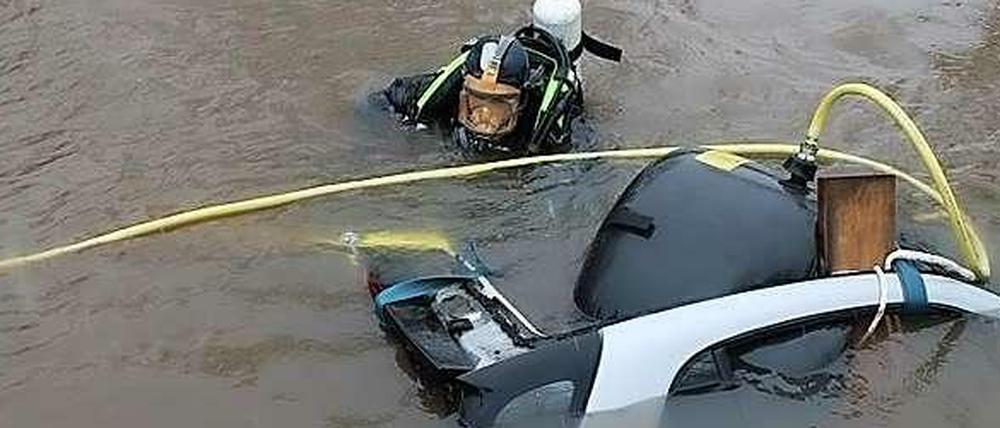 Ein Pkw landete in einem Fluss und konnte von der Feuerwehr knapp 100 Meter flussabwärts ausfindig gemacht werden.