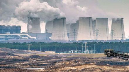 Jänschwalde (Brandenburg) im Januar 2015: Wie lange hier noch genau für Vattenfall die Schornsteine und Kühltürme rauchen, ist noch ungewiss. Bis Ende des Jahres will das Unternehmen aber eine Lösung gefunden haben.