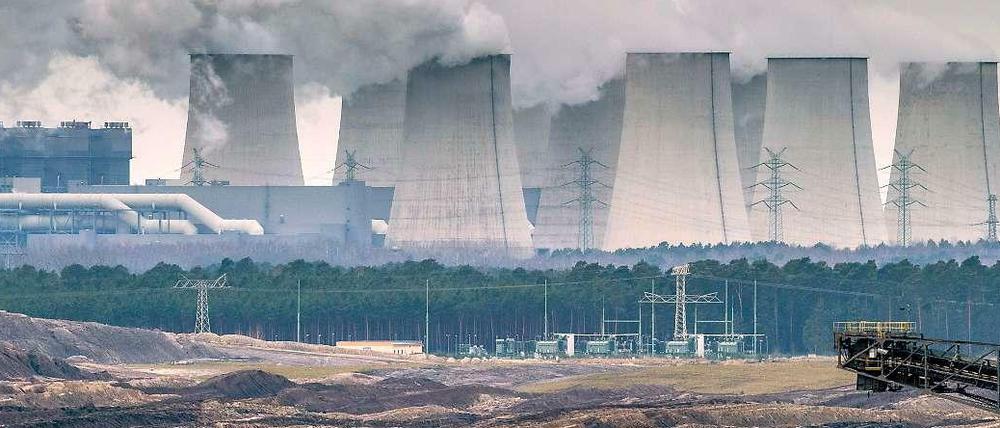 Jänschwalde (Brandenburg) im Januar 2015: Wie lange hier noch genau für Vattenfall die Schornsteine und Kühltürme rauchen, ist noch ungewiss. Bis Ende des Jahres will das Unternehmen aber eine Lösung gefunden haben.