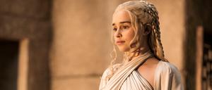 Drachenkönigin Daenerys Targaryen (Emilia Clarke) blickt voraus in die fünfte Staffel von "Game of Thrones".