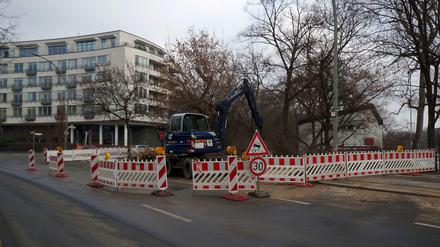 In der Uhlandstraße am Volkspark Wilmersdorf sind eine Fahr- und eine Parkspur wegen des Rohrbruchs gesperrt.