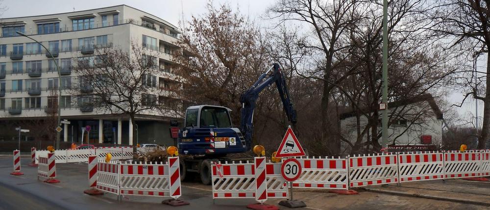 In der Uhlandstraße am Volkspark Wilmersdorf sind eine Fahr- und eine Parkspur wegen des Rohrbruchs gesperrt.