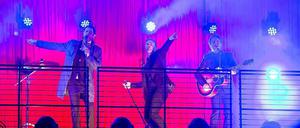 Da waren's nur noch drei: Take That präsentieren auf dem Balkon des Sony Center den Titelsong zum Film „Kingsman: The Secret Service“.