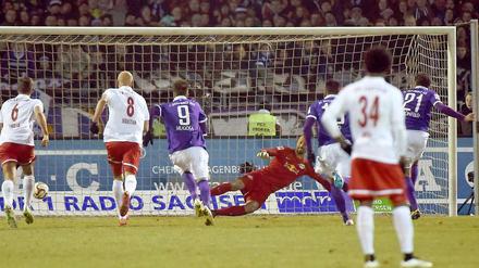 Aues Patrick Schönfeld (r.) trifft hier vor Leipzigs Torwart Fabio Coltorti (M) per Elfmeter zum 2:0.