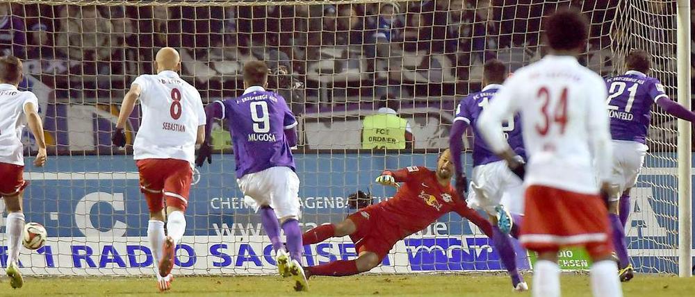 Aues Patrick Schönfeld (r.) trifft hier vor Leipzigs Torwart Fabio Coltorti (M) per Elfmeter zum 2:0.